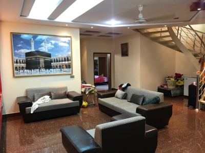 10 MARLA RESIDENTIAL HOUSE IN CC BLOCK ON VERY HOT LOCATION