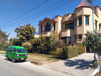  luxury 11 Marla double story House available for Sale in I- 8/3 Islamabad 