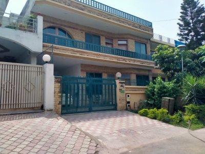 12 Marla 3 Bed First Floor Available for rent I-8/3 Near Kachnar Park Islamabad